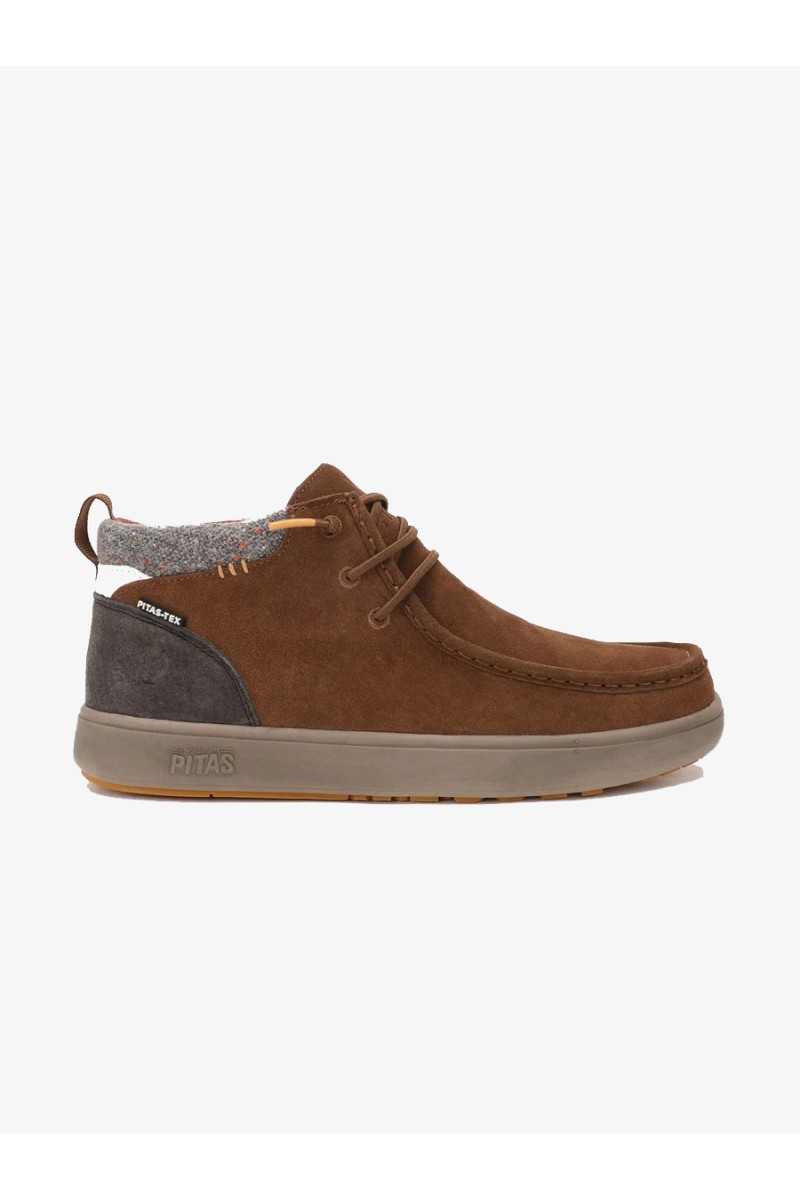  Calzado Walk in Pitas para hombre diseñado para ofrecer comodidad, ligereza y protección en el día a día. Con membrana impermeable y transpirable PITAS-TEX, suela ultraligera y un estilo casual fácil de combinar. 