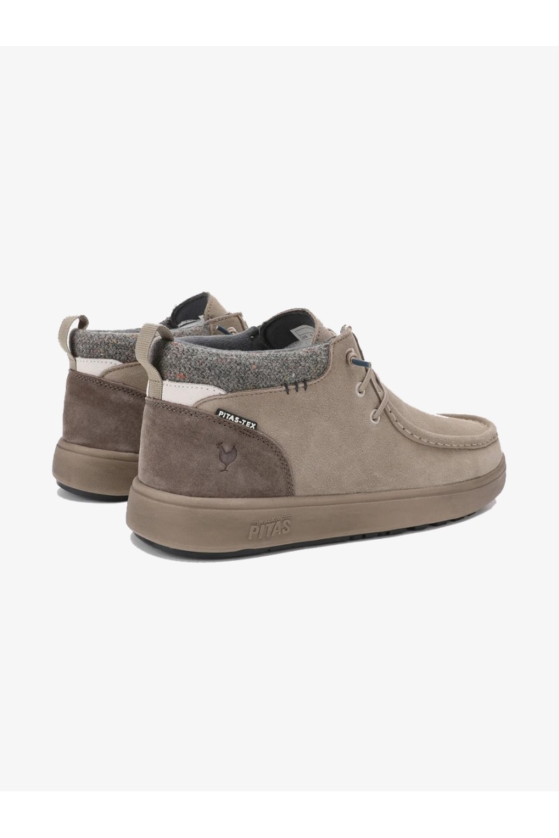  Calzado Walk in Pitas para hombre diseñado para ofrecer comodidad, ligereza y protección en el día a día. Con membrana impermeable y transpirable PITAS-TEX, suela ultraligera y un estilo casual fácil de combinar. 