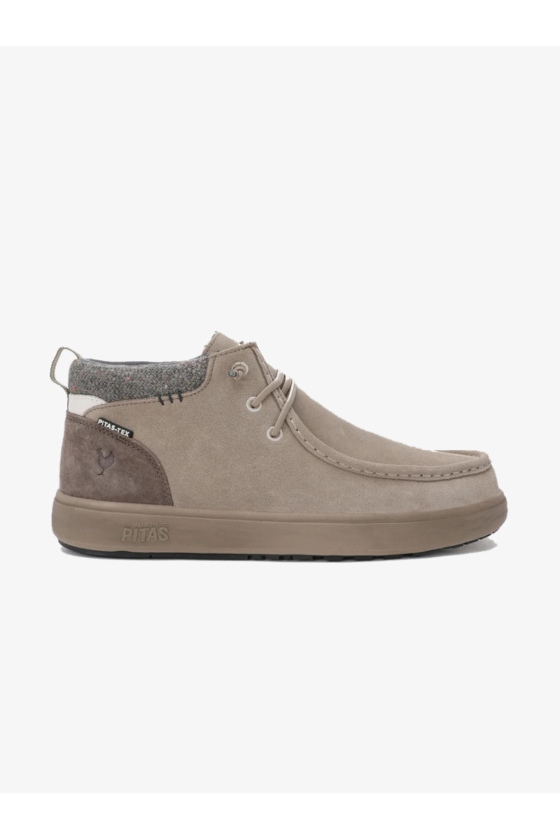 Calzado Walk in Pitas para hombre diseñado para ofrecer comodidad, ligereza y protección en el día a día. Con membrana impermeable y transpirable PITAS-TEX, suela ultraligera y un estilo casual fácil de combinar. 