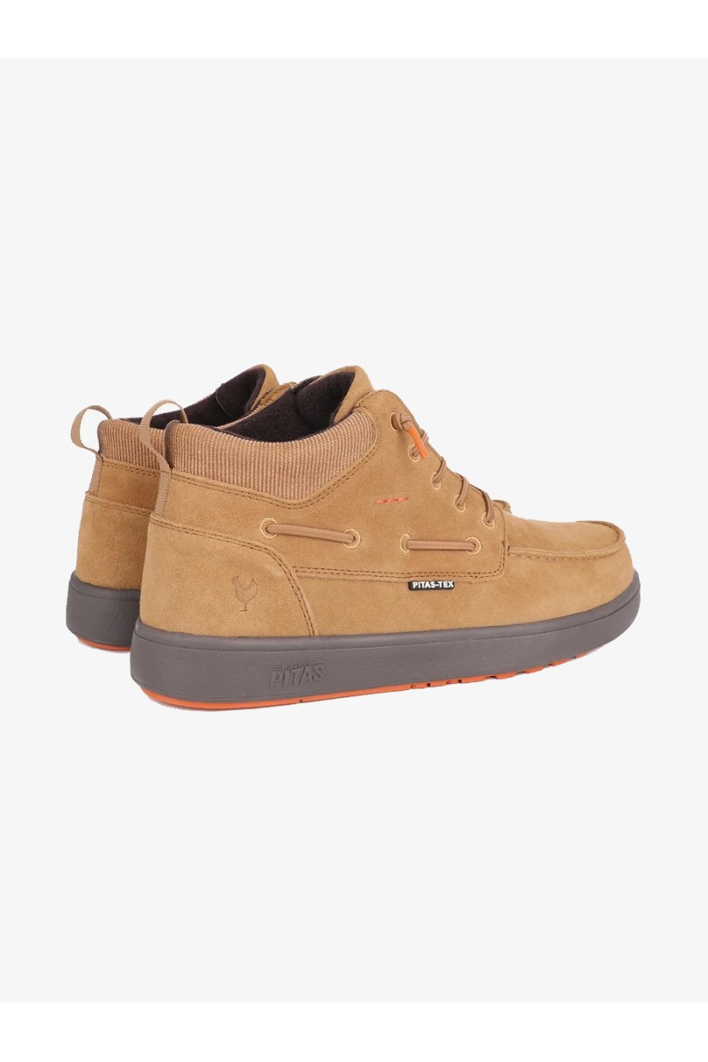  Calzado Walk in Pitas para hombre diseñado para ofrecer comodidad, ligereza y protección en el día a día. Con membrana impermeable y transpirable PITAS-TEX, suela ultraligera y un estilo casual fácil de combinar.  2