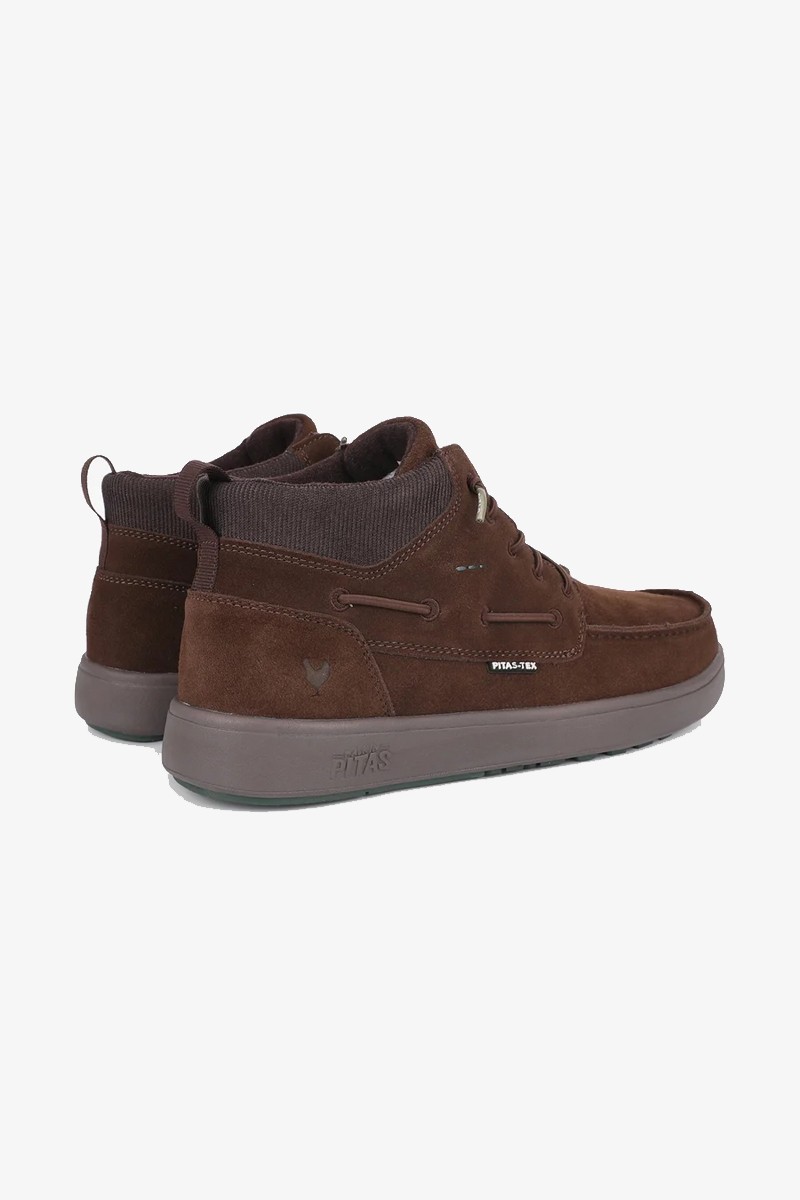  Calzado Walk in Pitas para hombre diseñado para ofrecer comodidad, ligereza y protección en el día a día. Con membrana impermeable y transpirable PITAS-TEX, suela ultraligera y un estilo casual fácil de combinar. 