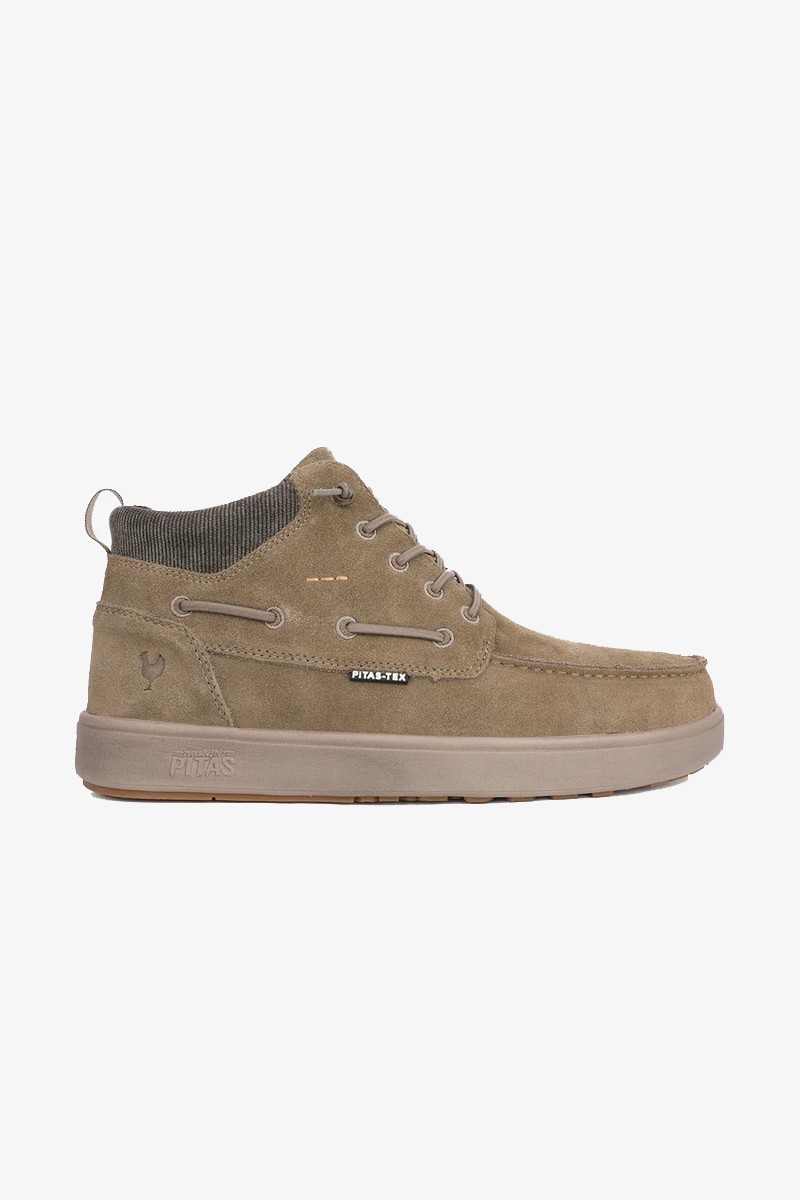  Calzado Walk in Pitas para hombre diseñado para ofrecer comodidad, ligereza y protección en el día a día. Con membrana impermeable y transpirable PITAS-TEX, suela ultraligera y un estilo casual fácil de combinar. 