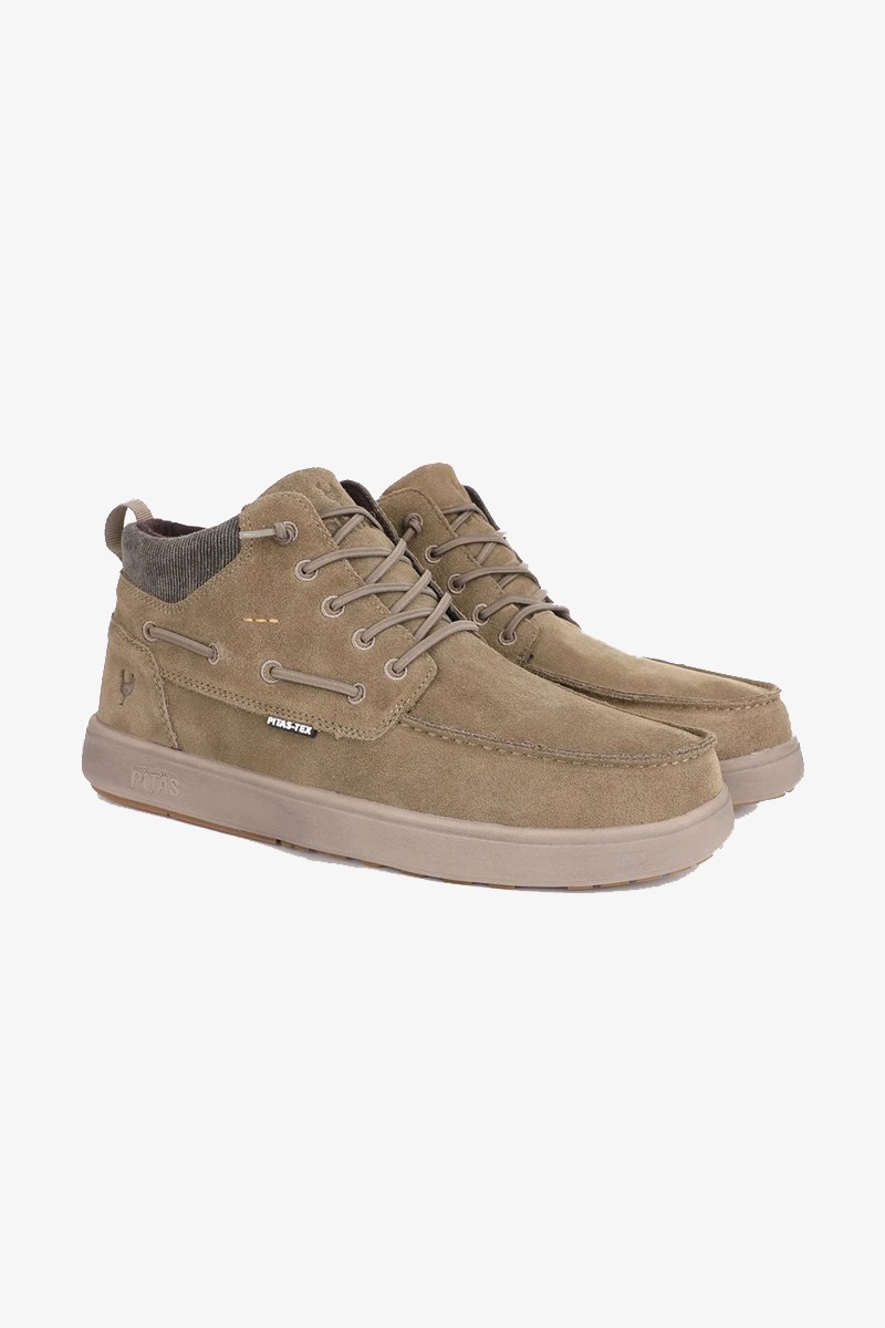  Calzado Walk in Pitas para hombre diseñado para ofrecer comodidad, ligereza y protección en el día a día. Con membrana impermeable y transpirable PITAS-TEX, suela ultraligera y un estilo casual fácil de combinar. 