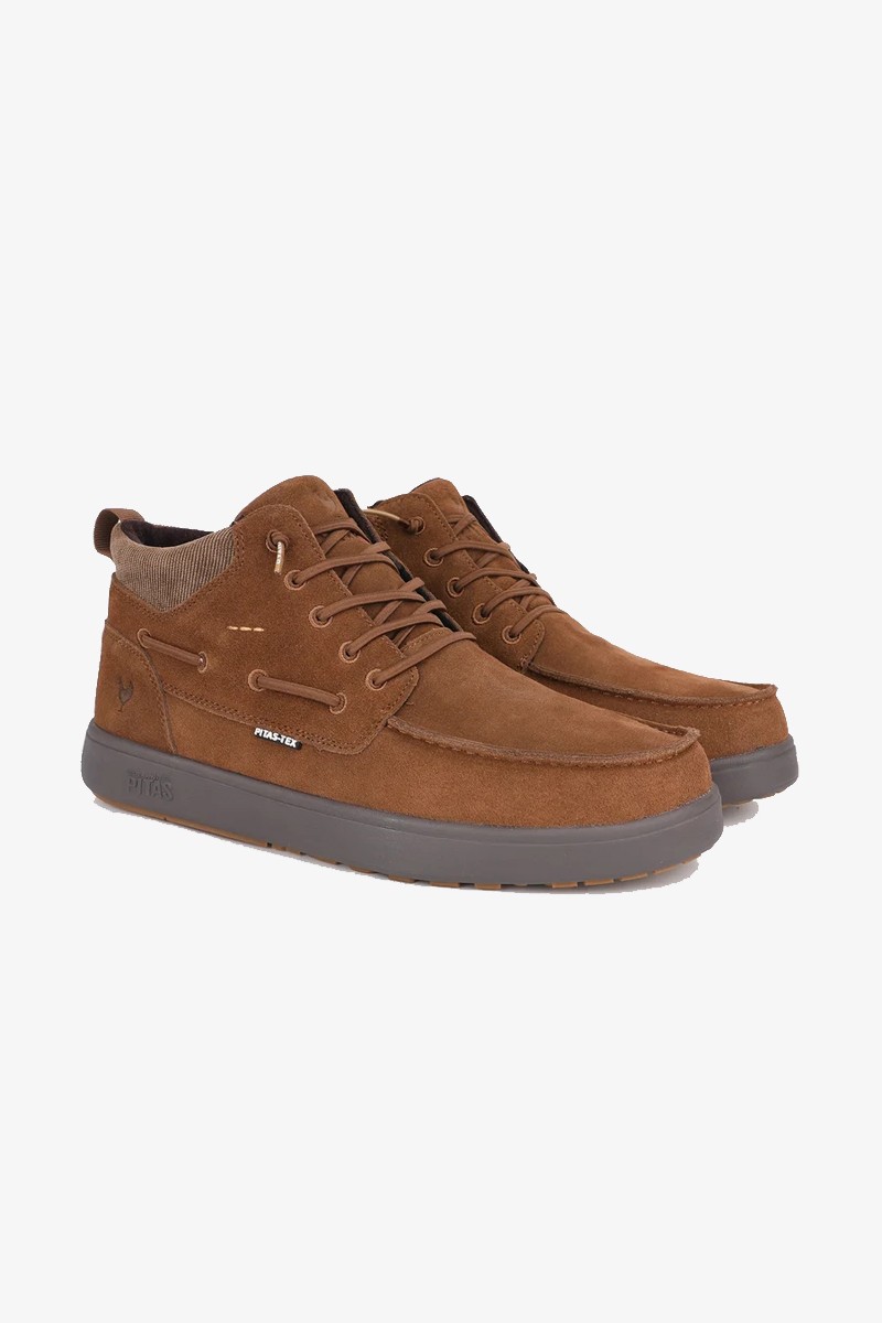  Calzado Walk in Pitas para hombre diseñado para ofrecer comodidad, ligereza y protección en el día a día. Con membrana impermeable y transpirable PITAS-TEX, suela ultraligera y un estilo casual fácil de combinar.  2