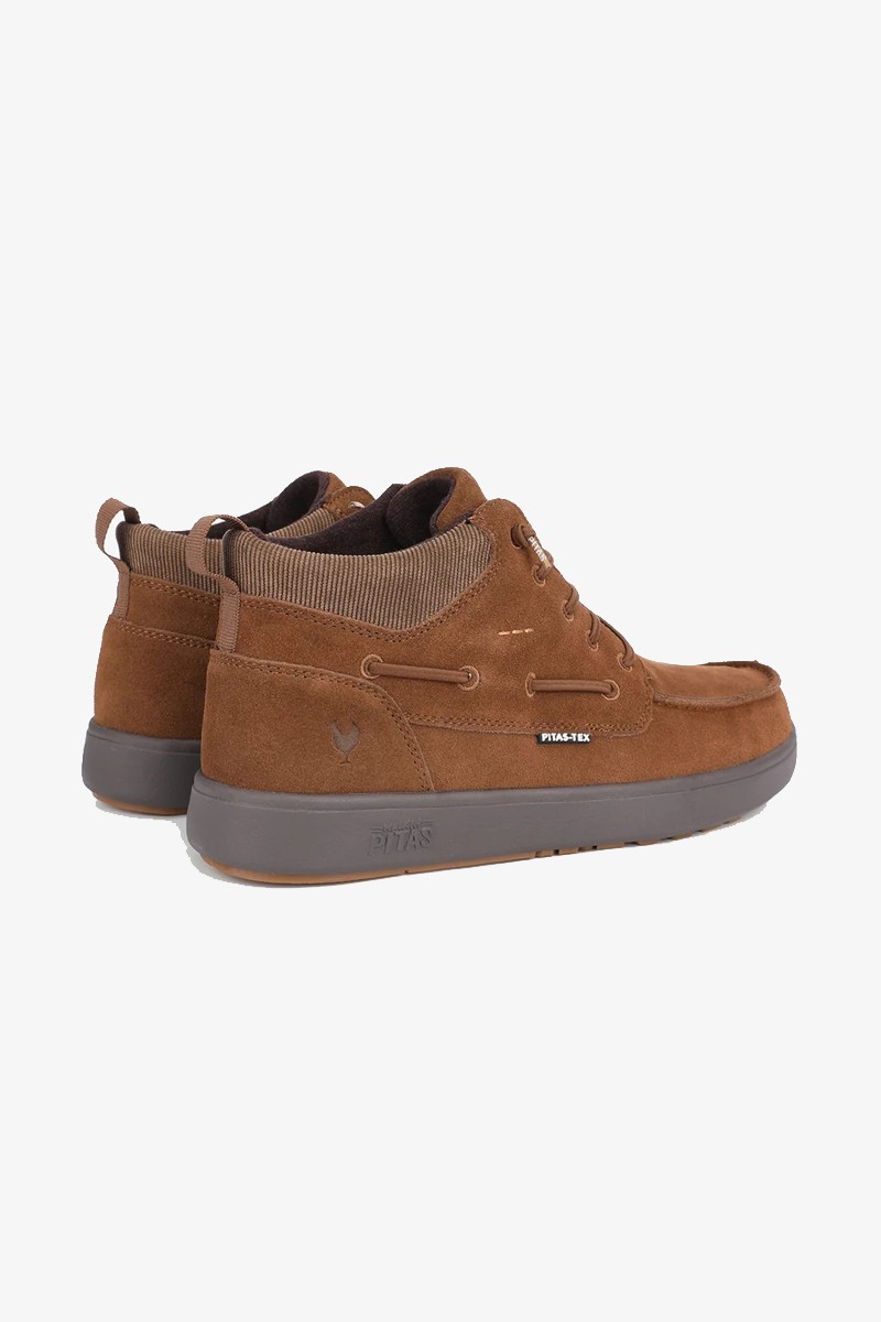  Calzado Walk in Pitas para hombre diseñado para ofrecer comodidad, ligereza y protección en el día a día. Con membrana impermeable y transpirable PITAS-TEX, suela ultraligera y un estilo casual fácil de combinar. 