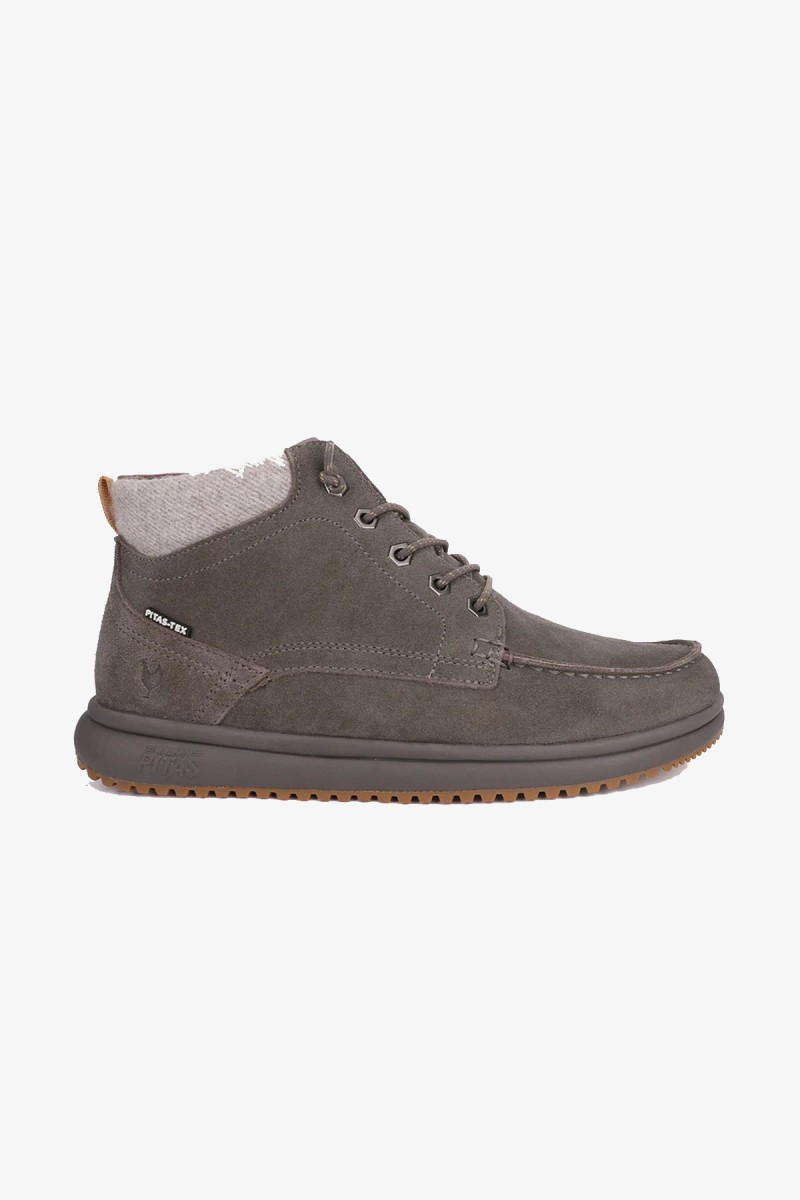  Calzado Walk in Pitas para hombre diseñado para ofrecer comodidad, ligereza y protección en el día a día. Con membrana impermeable y transpirable PITAS-TEX, suela ultraligera y un estilo casual fácil de combinar. 