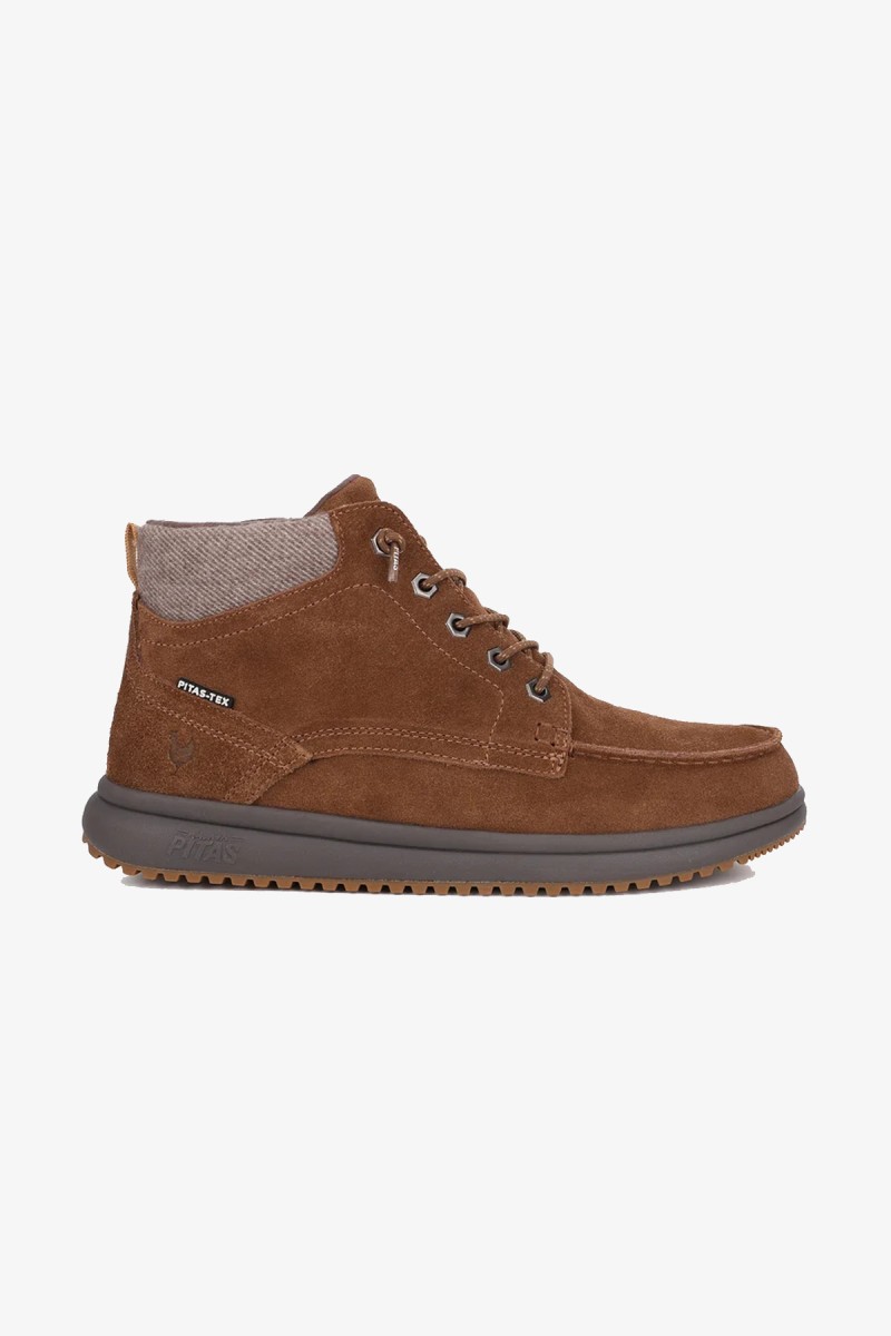  Calzado Walk in Pitas para hombre diseñado para ofrecer comodidad, ligereza y protección en el día a día. Con membrana impermeable y transpirable PITAS-TEX, suela ultraligera y un estilo casual fácil de combinar. 