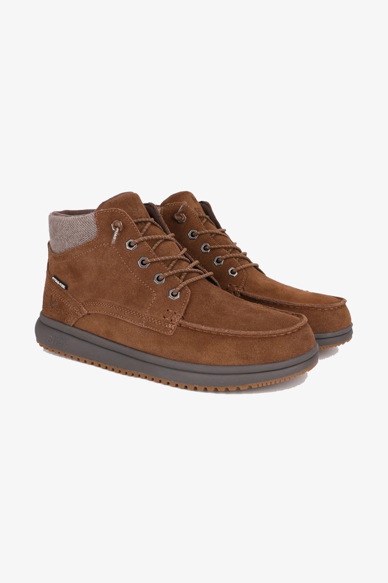  Calzado Walk in Pitas para hombre diseñado para ofrecer comodidad, ligereza y protección en el día a día. Con membrana impermeable y transpirable PITAS-TEX, suela ultraligera y un estilo casual fácil de combinar.  2