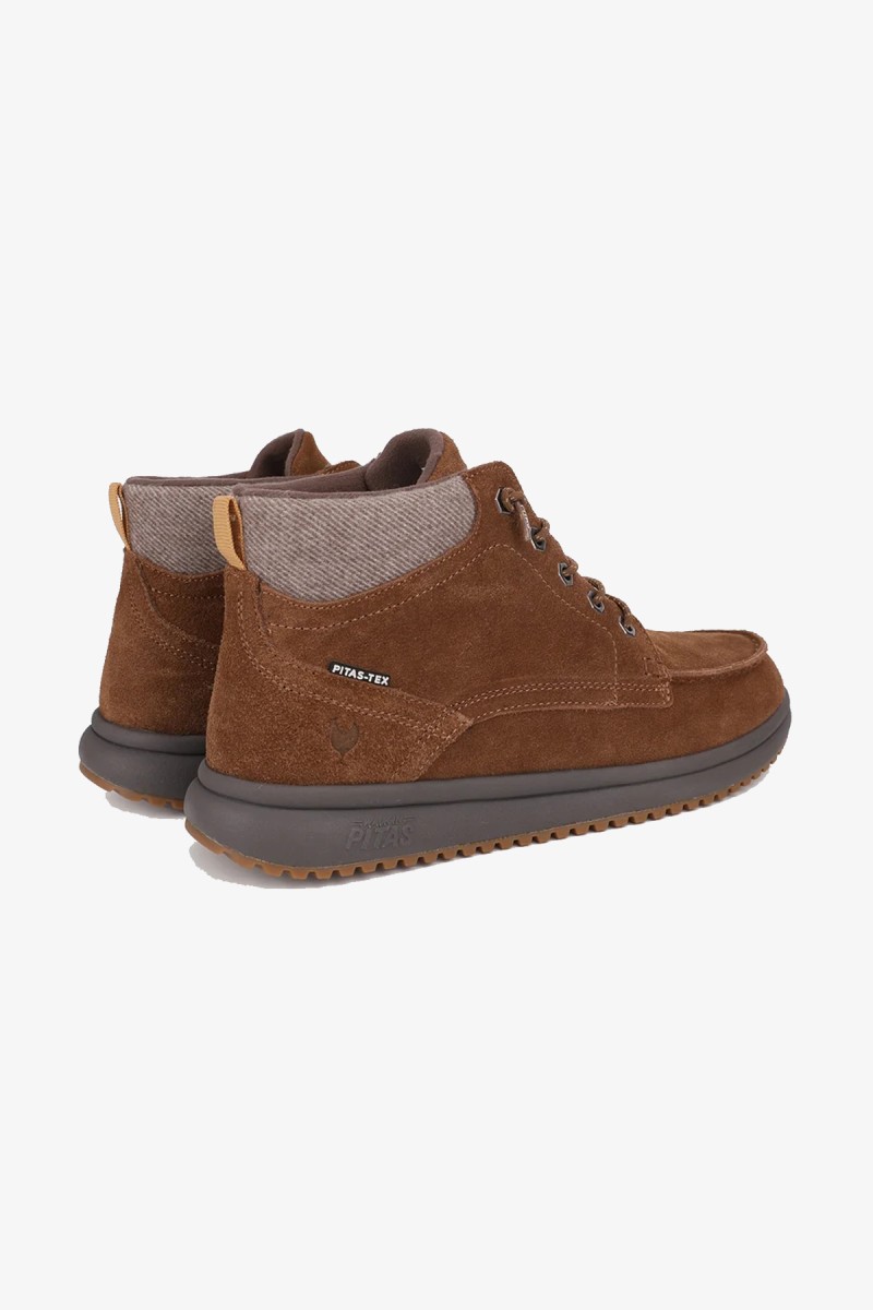  Calzado Walk in Pitas para hombre diseñado para ofrecer comodidad, ligereza y protección en el día a día. Con membrana impermeable y transpirable PITAS-TEX, suela ultraligera y un estilo casual fácil de combinar. 