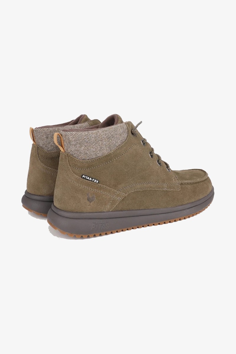  Calzado Walk in Pitas para hombre diseñado para ofrecer comodidad, ligereza y protección en el día a día. Con membrana impermeable y transpirable PITAS-TEX, suela ultraligera y un estilo casual fácil de combinar. 