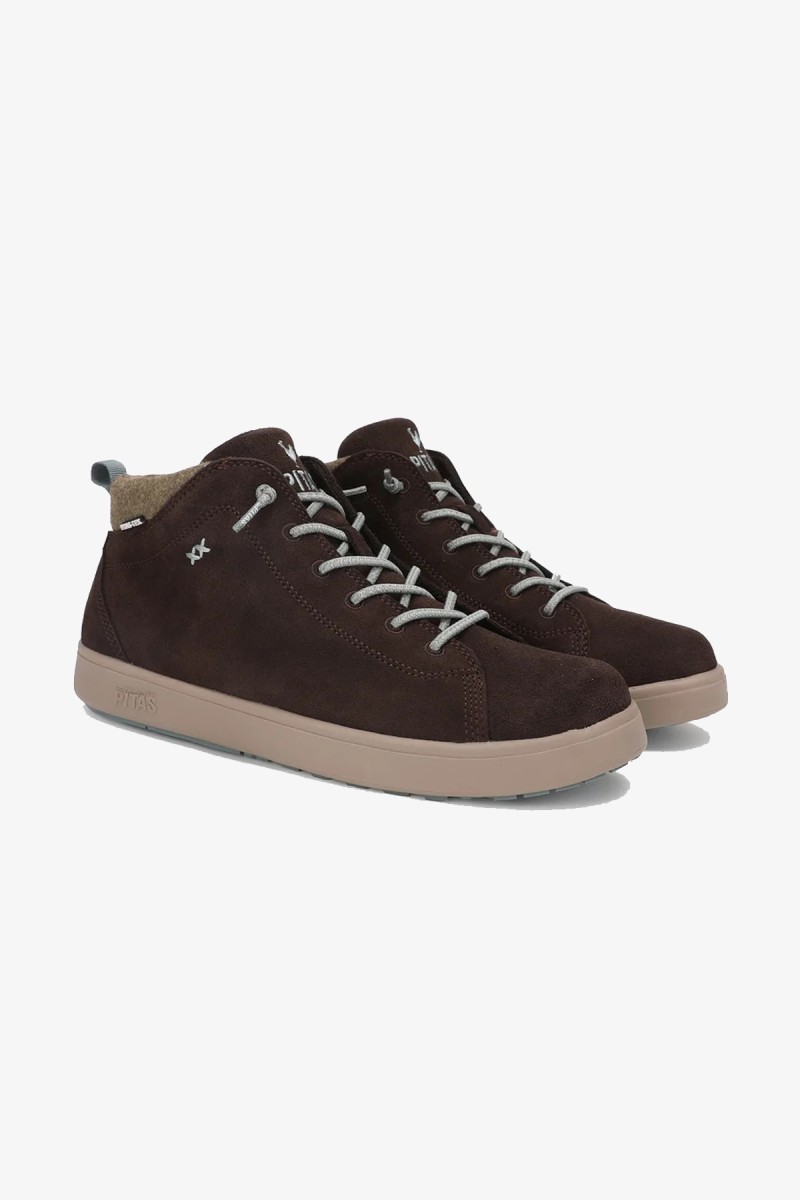  Calzado Walk in Pitas para hombre diseñado para ofrecer comodidad, ligereza y protección en el día a día. Con membrana impermeable y transpirable PITAS-TEX, suela ultraligera y un estilo casual fácil de combinar.  2