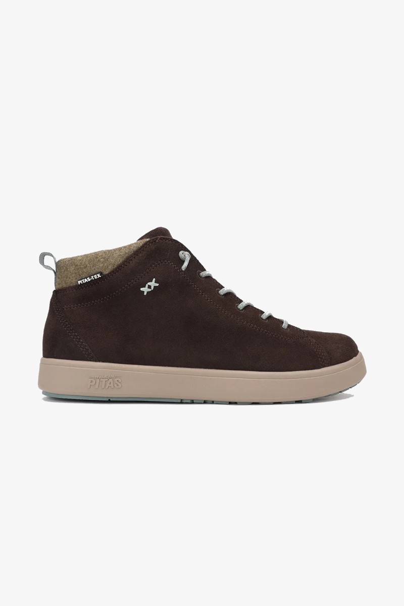  Calzado Walk in Pitas para hombre diseñado para ofrecer comodidad, ligereza y protección en el día a día. Con membrana impermeable y transpirable PITAS-TEX, suela ultraligera y un estilo casual fácil de combinar. 