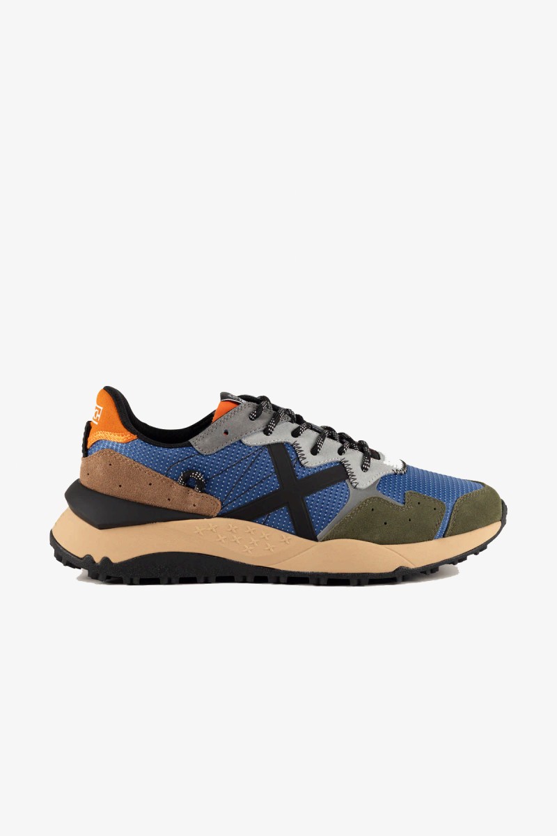  Zapatillas Munich de estética deportiva y contemporánea, con suela chunky de doble altura y una cuidada combinación de materiales y colores. Diseñadas para aportar comodidad y estilo en el día a día. 