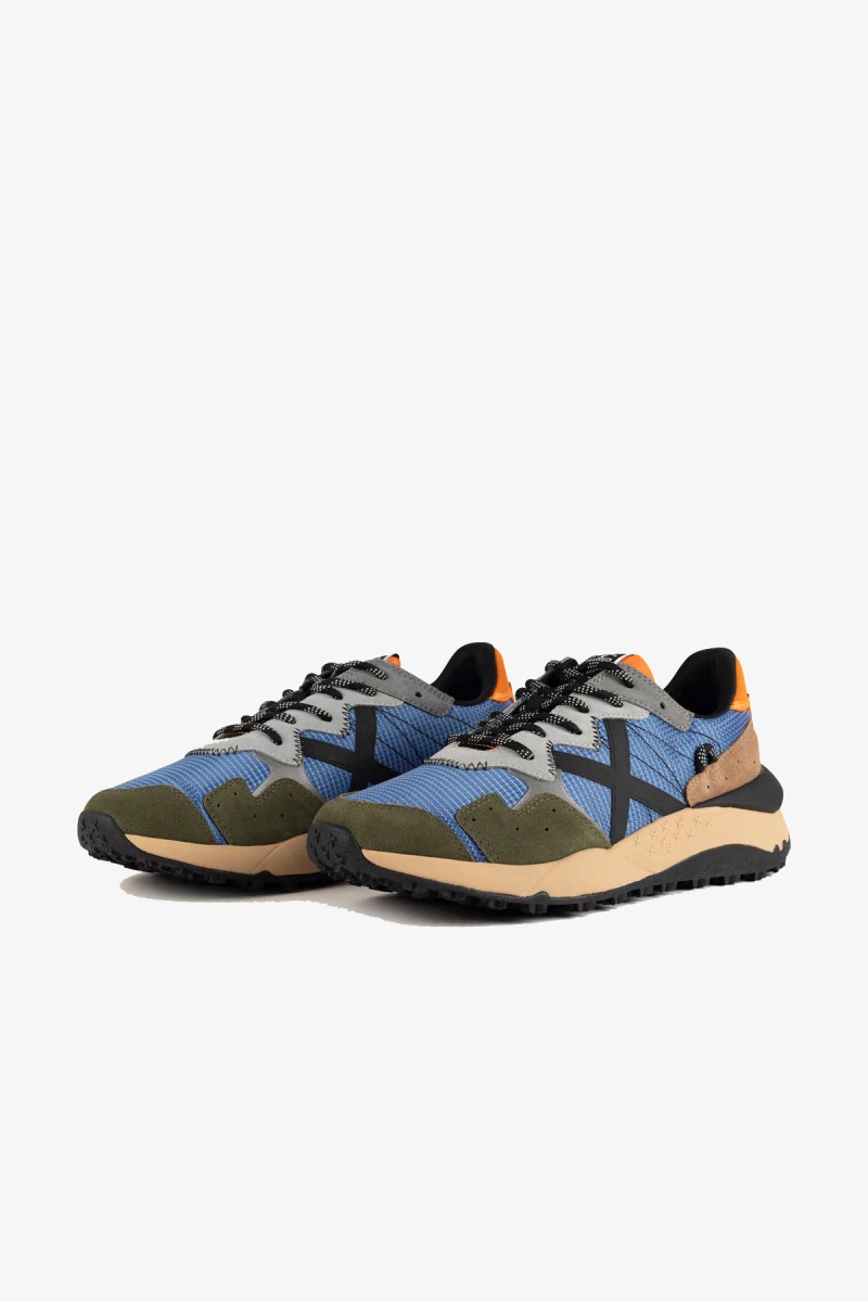  Zapatillas Munich de estética deportiva y contemporánea, con suela chunky de doble altura y una cuidada combinación de materiales y colores. Diseñadas para aportar comodidad y estilo en el día a día. 