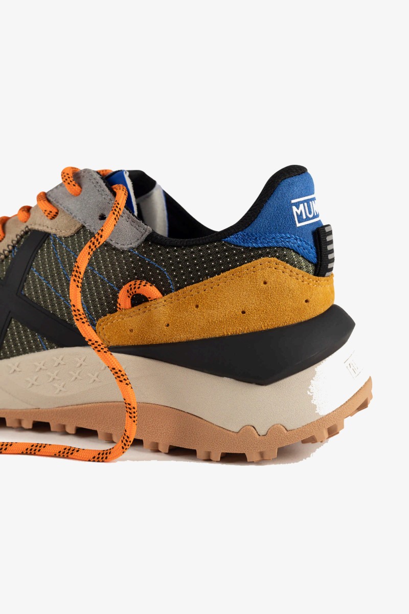  Zapatillas Munich de estética deportiva y contemporánea, con suela chunky de doble altura y una cuidada combinación de materiales y colores. Diseñadas para aportar comodidad y estilo en el día a día.  2