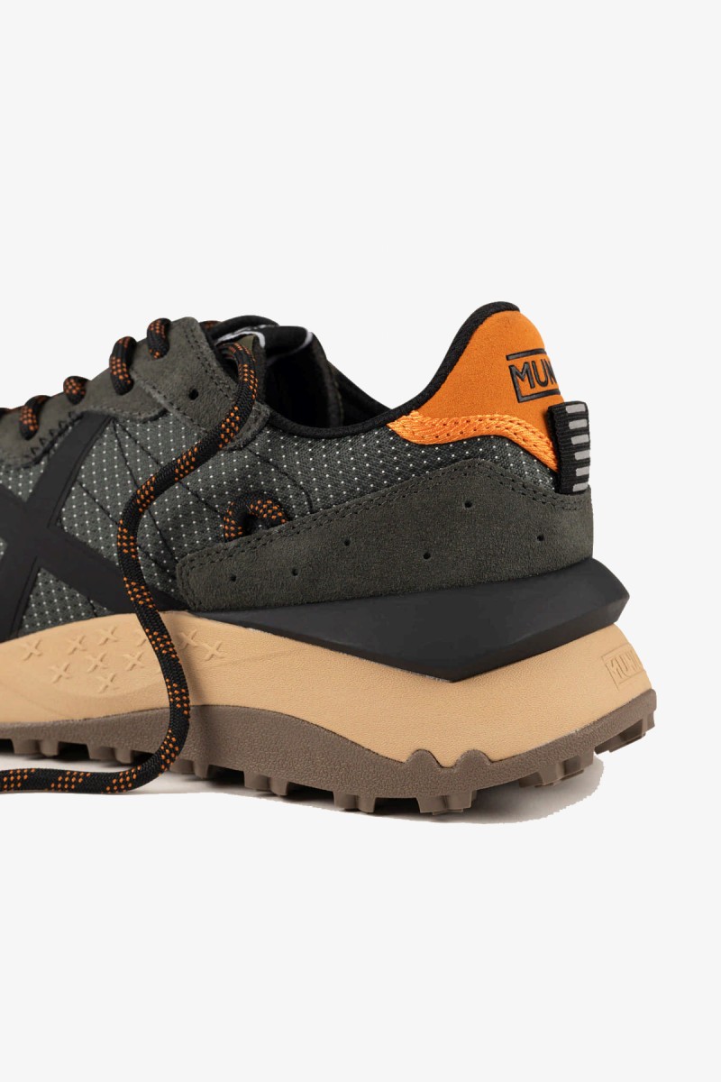  Zapatillas Munich de estética deportiva y contemporánea, con suela chunky de doble altura y una cuidada combinación de materiales y colores. Diseñadas para aportar comodidad y estilo en el día a día.  2