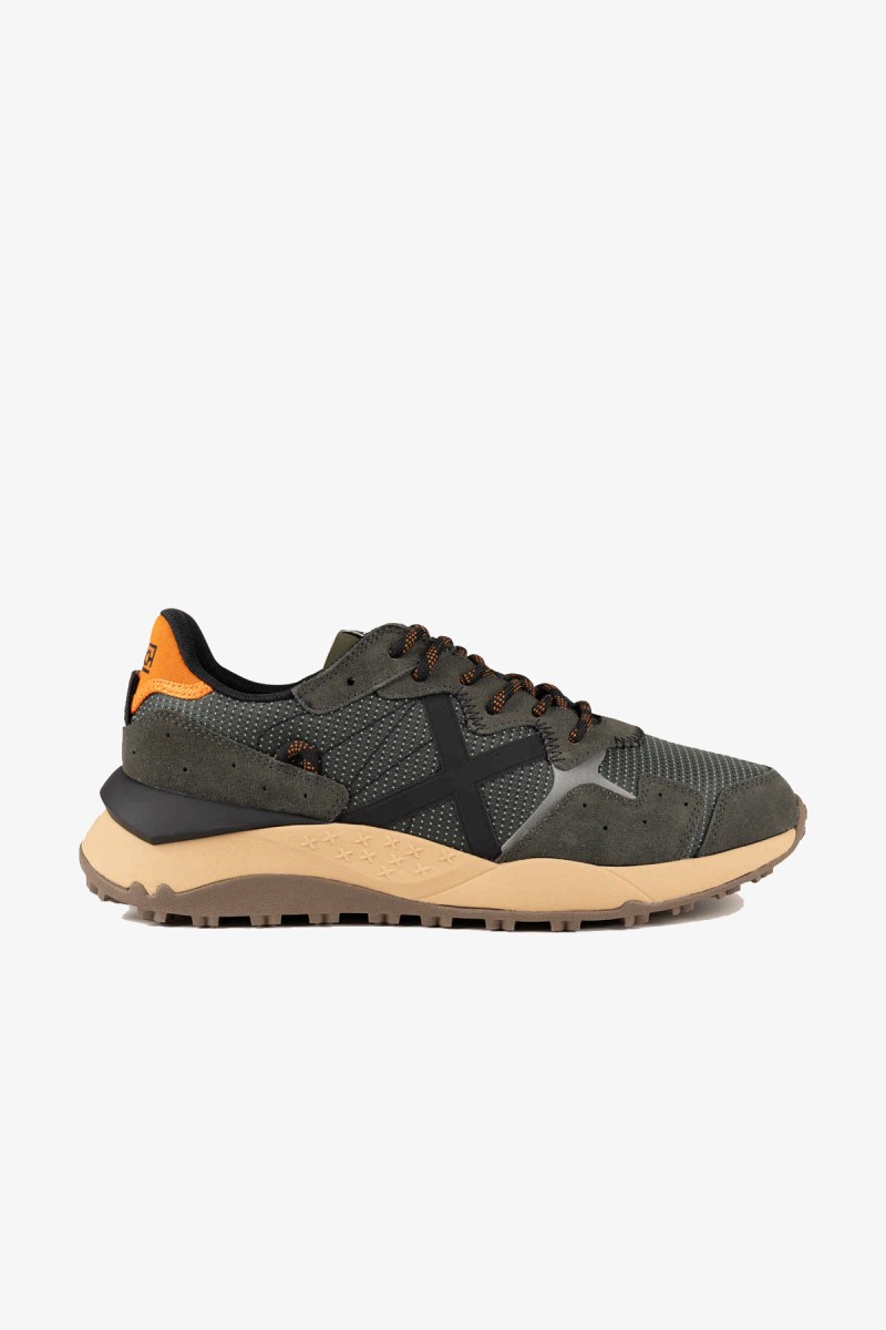  Zapatillas Munich de estética deportiva y contemporánea, con suela chunky de doble altura y una cuidada combinación de materiales y colores. Diseñadas para aportar comodidad y estilo en el día a día. 