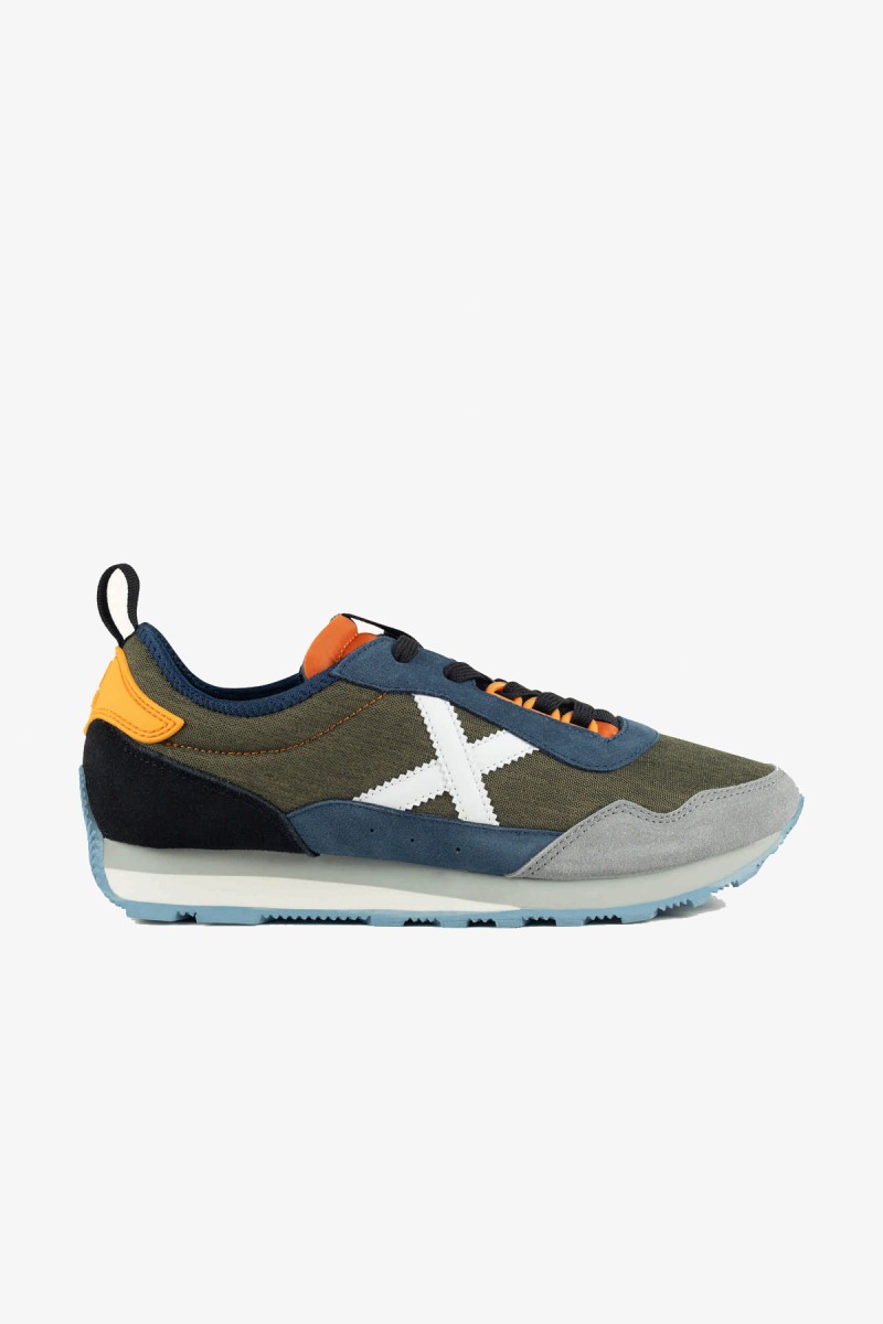  Zapatillas Munich de inspiración setentera que recuperan una de las siluetas clásicas de la marca. Su combinación de lona y serraje y su estética retro las convierten en una opción versátil para looks urbanos y casuales. 