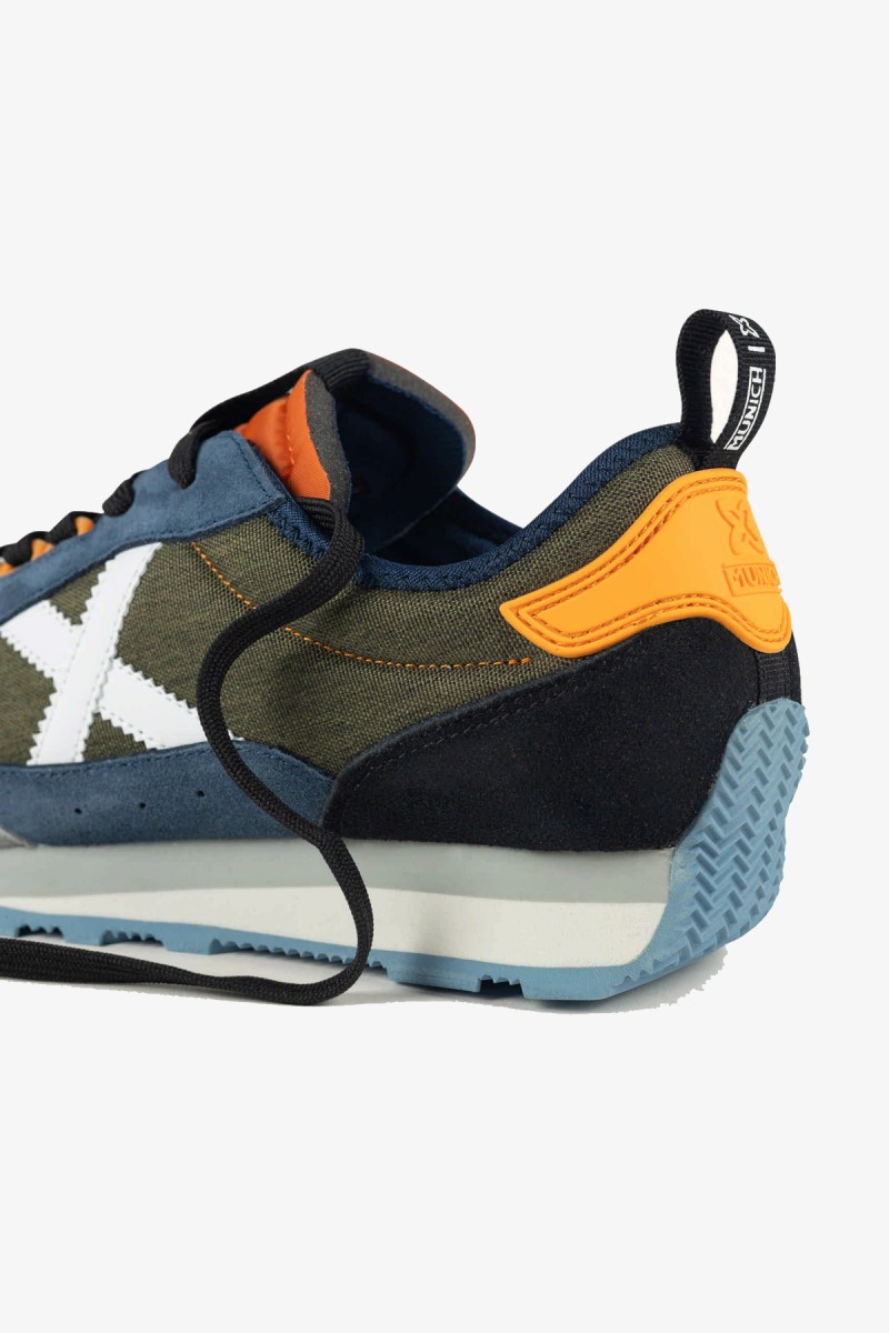  Zapatillas Munich de inspiración setentera que recuperan una de las siluetas clásicas de la marca. Su combinación de lona y serraje y su estética retro las convierten en una opción versátil para looks urbanos y casuales.  2
