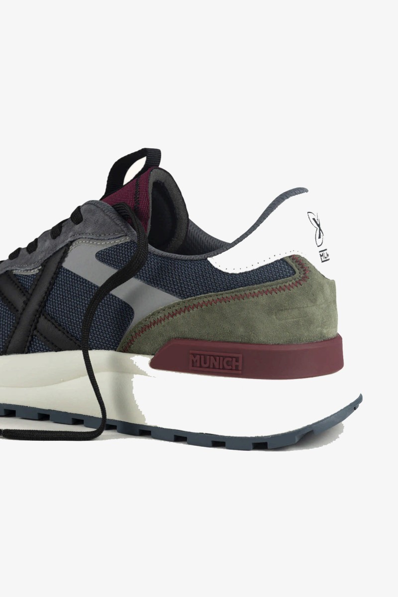  Zapatillas Munich de estética contemporánea con una cuidada combinación de texturas y colores. Su diseño urbano y suela de perfil robusto permiten integrarlas fácilmente en looks casuales y más cuidados.  2