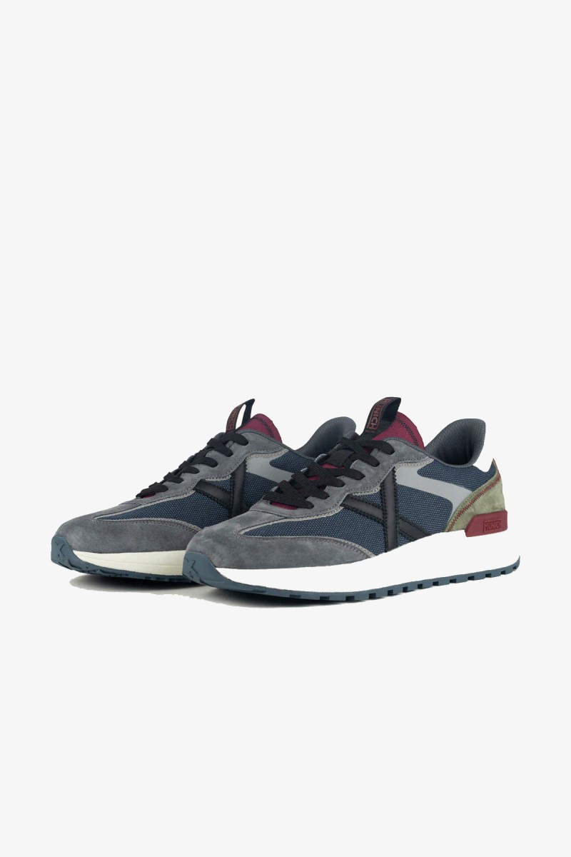  Zapatillas Munich de estética contemporánea con una cuidada combinación de texturas y colores. Su diseño urbano y suela de perfil robusto permiten integrarlas fácilmente en looks casuales y más cuidados. 