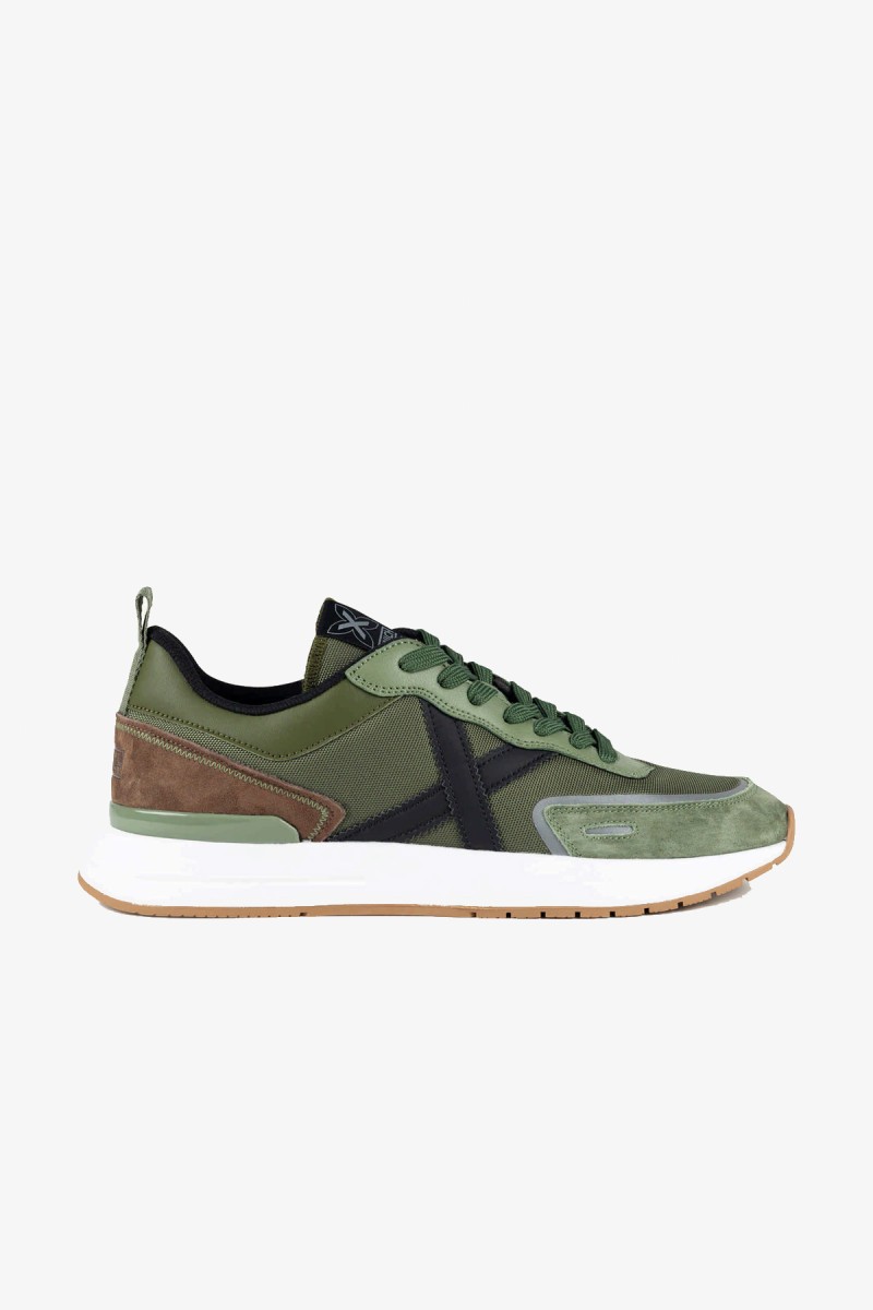  Zapatillas Munich de estética deportiva y urbana que combinan malla con diferentes texturas en tonos verde, marrón y negro. Una opción versátil y cómoda para acompañar el ritmo del día a día. 