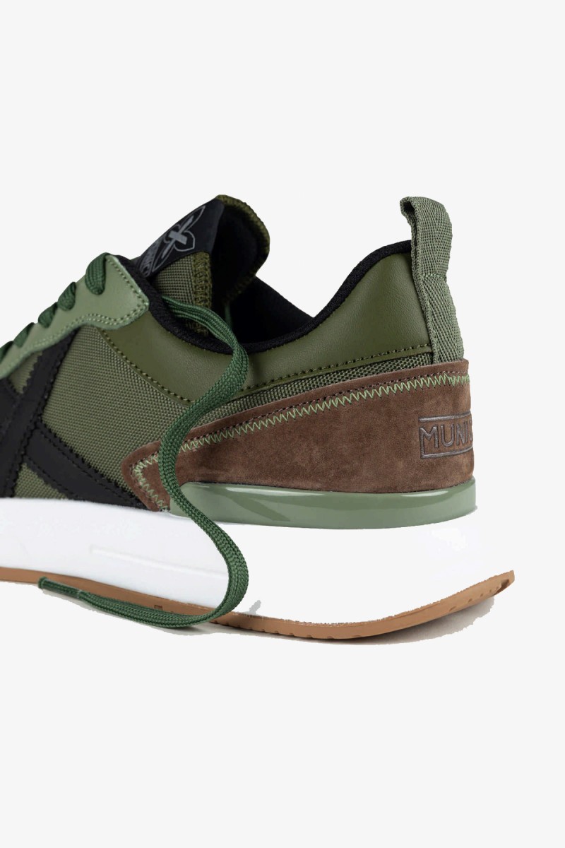  Zapatillas Munich de estética deportiva y urbana que combinan malla con diferentes texturas en tonos verde, marrón y negro. Una opción versátil y cómoda para acompañar el ritmo del día a día.  2
