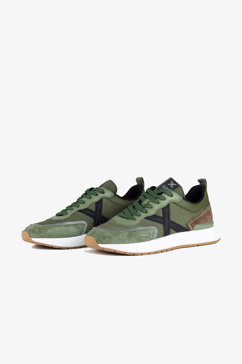  Zapatillas Munich de estética deportiva y urbana que combinan malla con diferentes texturas en tonos verde, marrón y negro. Una opción versátil y cómoda para acompañar el ritmo del día a día. 