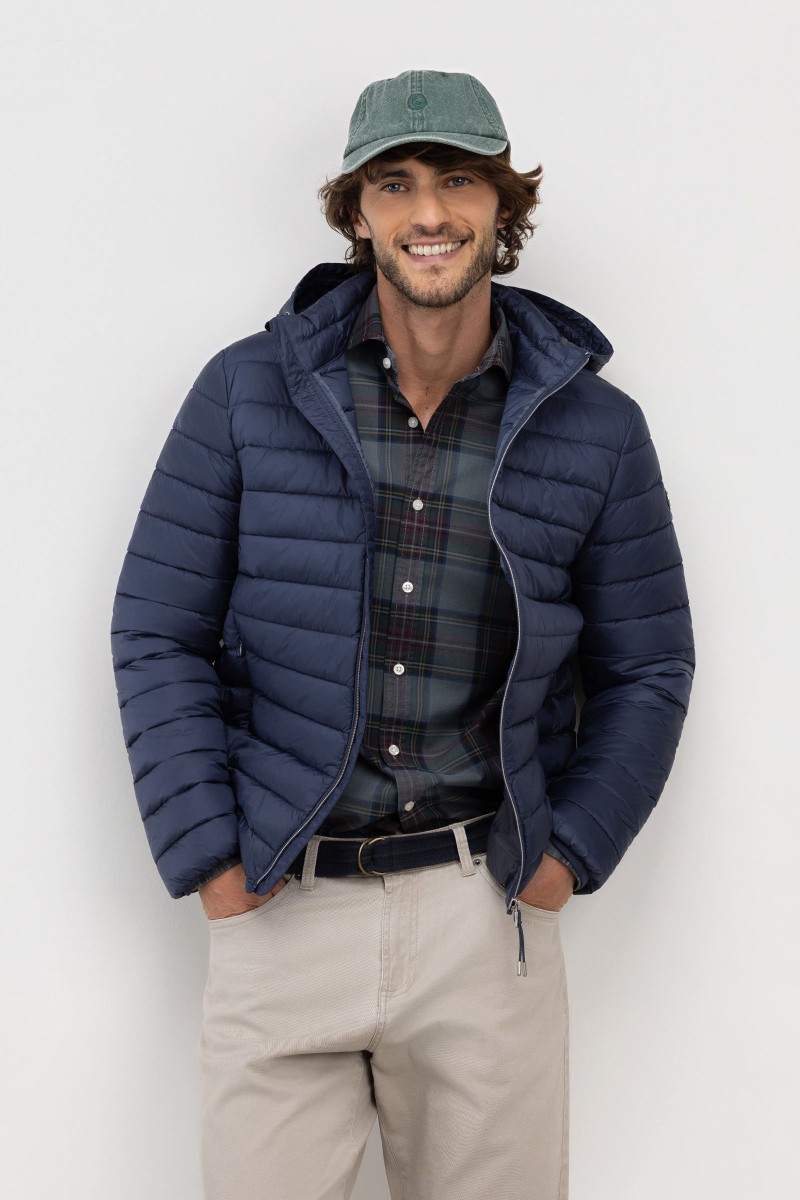   
 <p>Chaqueta acolchada ligera para hombre confeccionada en tejido técnico resistente al viento y al agua. Un diseño versátil y sofisticado con capucha, perfecto para el entretiempo.</p> 
  