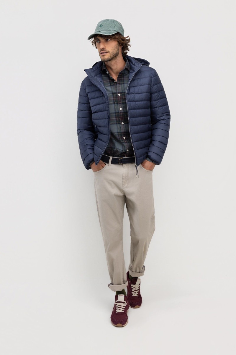   
 <p>Chaqueta acolchada ligera para hombre confeccionada en tejido técnico resistente al viento y al agua. Un diseño versátil y sofisticado con capucha, perfecto para el entretiempo.</p> 
   2