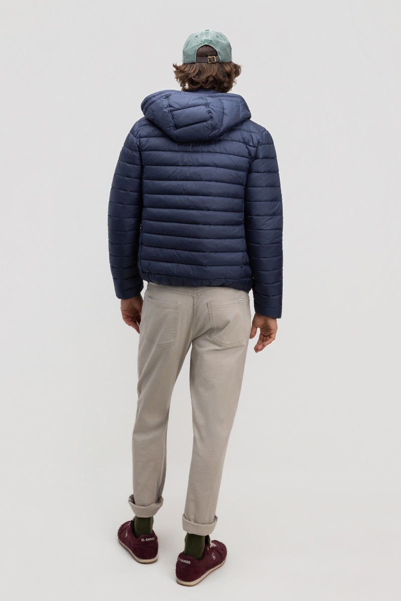   
 <p>Chaqueta acolchada ligera para hombre confeccionada en tejido técnico resistente al viento y al agua. Un diseño versátil y sofisticado con capucha, perfecto para el entretiempo.</p> 
  