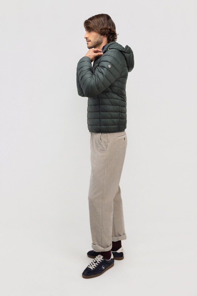  Chaqueta acolchada ligera para hombre confeccionada en tejido técnico resistente al viento y al agua. Un diseño versátil y sofisticado con capucha, perfecto para el entretiempo.  2