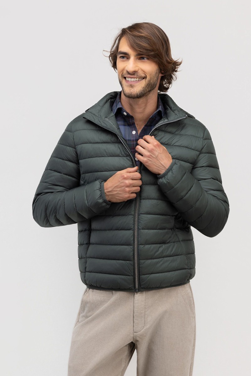  Chaqueta acolchada ligera para hombre confeccionada en tejido técnico resistente al viento y al agua. Un diseño versátil y sofisticado con capucha, perfecto para el entretiempo. 