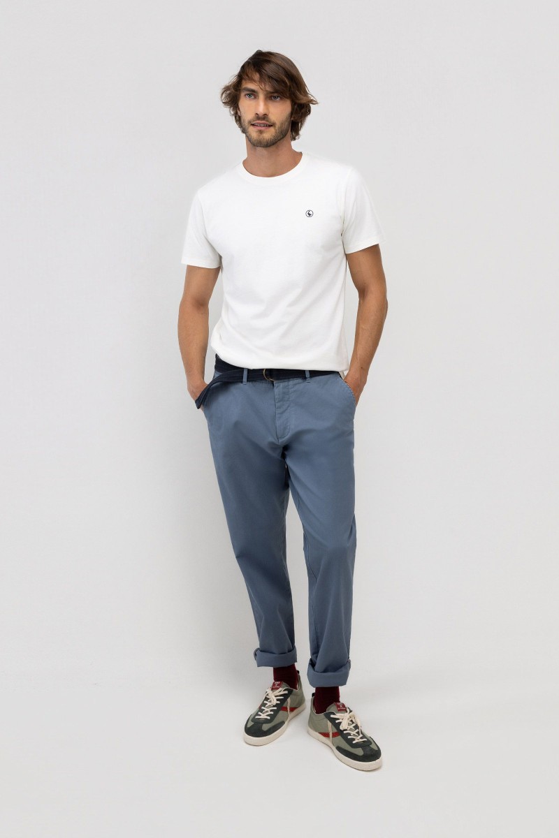  Camiseta de hombre en algodón 100% con acabado garment dye que aporta un efecto de color único. Diseño de manga corta, cuello redondo y logo bordado a contraste en el pecho. 