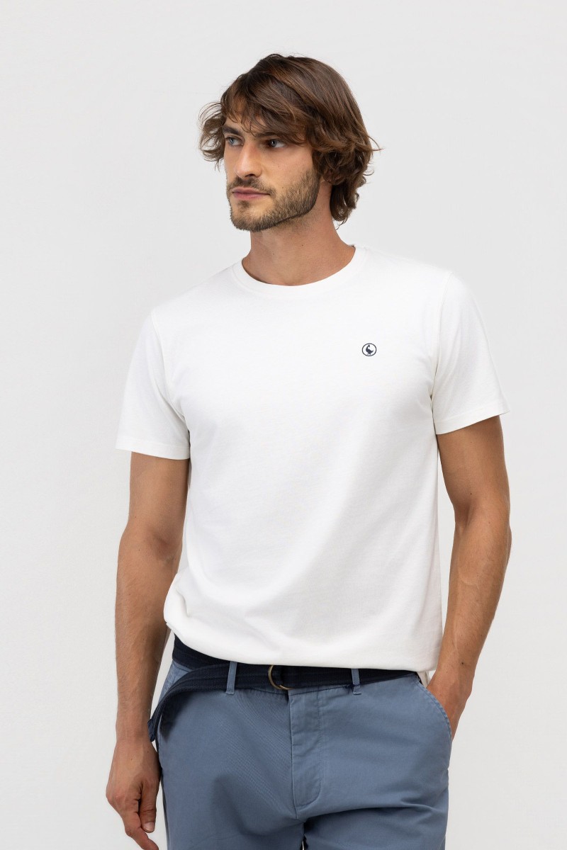  Camiseta de hombre en algodón 100% con acabado garment dye que aporta un efecto de color único. Diseño de manga corta, cuello redondo y logo bordado a contraste en el pecho. 