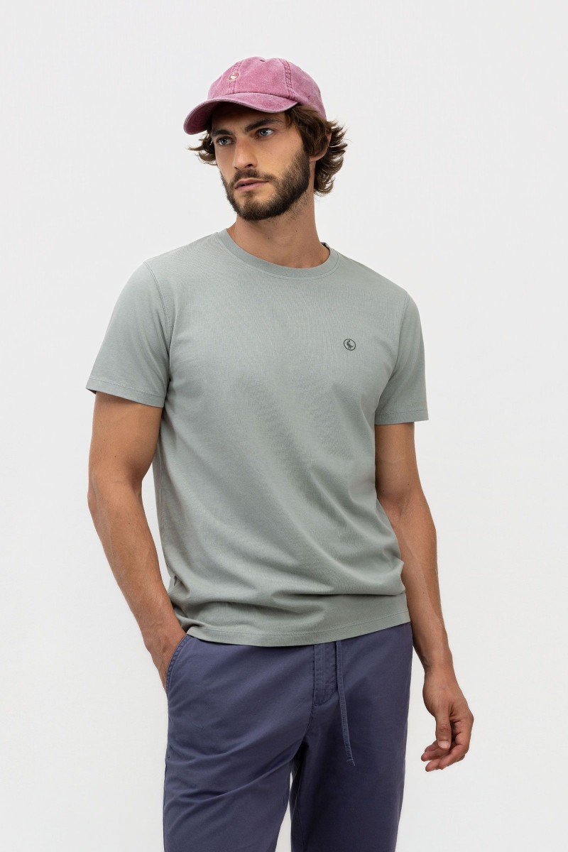  Camiseta de hombre en algodón 100% con acabado garment dye que aporta un efecto de color único. Diseño de manga corta, cuello redondo y logo bordado a contraste en el pecho. 