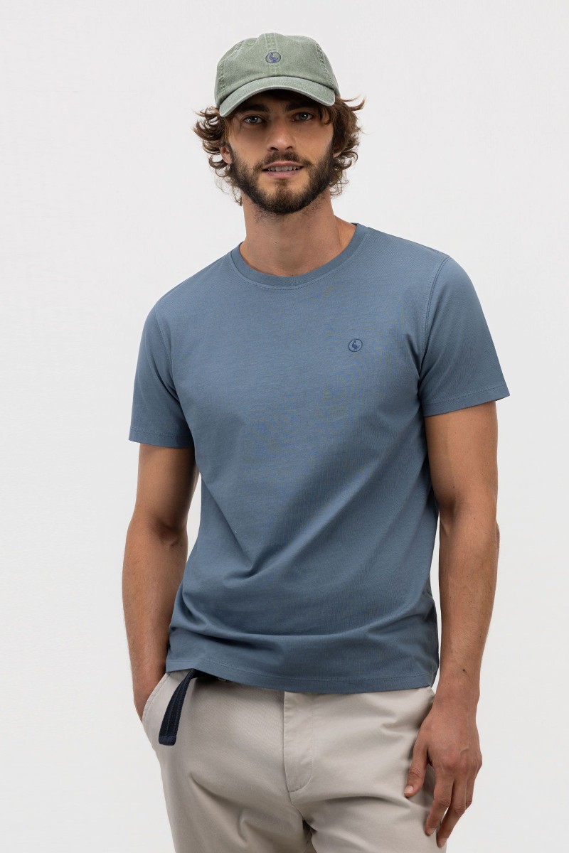  Camiseta de hombre en algodón 100% con acabado garment dye que aporta un efecto de color único. Diseño de manga corta, cuello redondo y logo bordado a contraste en el pecho. 
