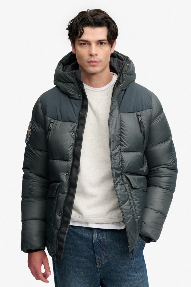  Parka Superdry acolchada para hombre con corte Loose Fit y acabado repelente al agua. Un diseño urbano pensado para ofrecer protección y comodidad durante los meses más fríos. 