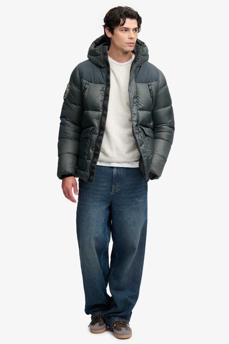  Parka Superdry acolchada para hombre con corte Loose Fit y acabado repelente al agua. Un diseño urbano pensado para ofrecer protección y comodidad durante los meses más fríos. 