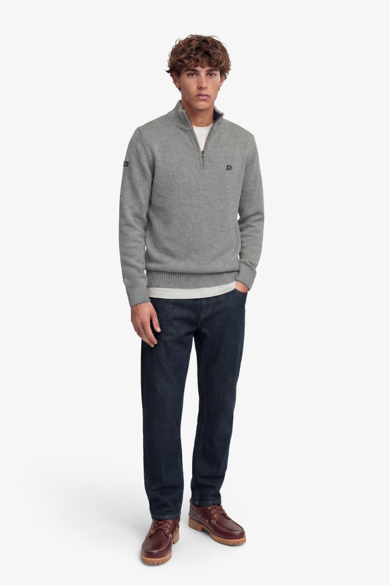  Jersey Superdry para hombre confeccionado en 100% algodón orgánico, con corte Slim Fit y cuello de media cremallera. Un diseño versátil de inspiración vintage perfecto para conseguir un look casual cuidado.  2