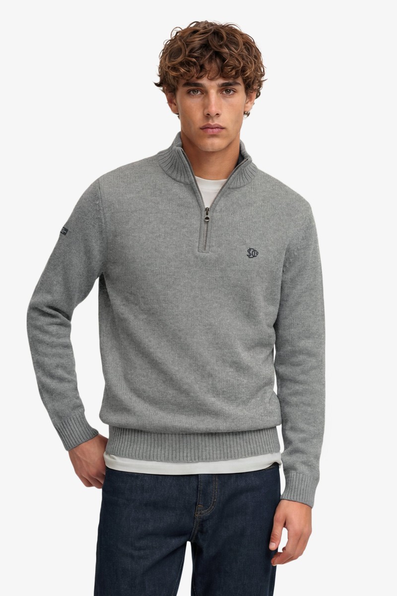  Jersey Superdry para hombre confeccionado en 100% algodón orgánico, con corte Slim Fit y cuello de media cremallera. Un diseño versátil de inspiración vintage perfecto para conseguir un look casual cuidado. 