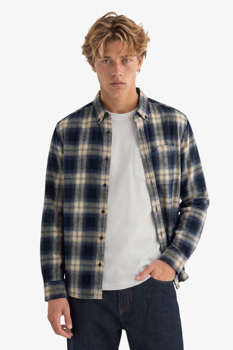  Camisa Superdry de manga larga confeccionada en 100% algodón orgánico con tejido de cuadros ligeramente cepillado. Su corte Relaxed Fit y estética inspirada en el workwear crean un estilo casual, cómodo y atemporal. 