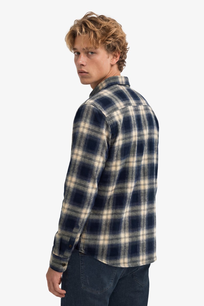  Camisa Superdry de manga larga confeccionada en 100% algodón orgánico con tejido de cuadros ligeramente cepillado. Su corte Relaxed Fit y estética inspirada en el workwear crean un estilo casual, cómodo y atemporal.  2