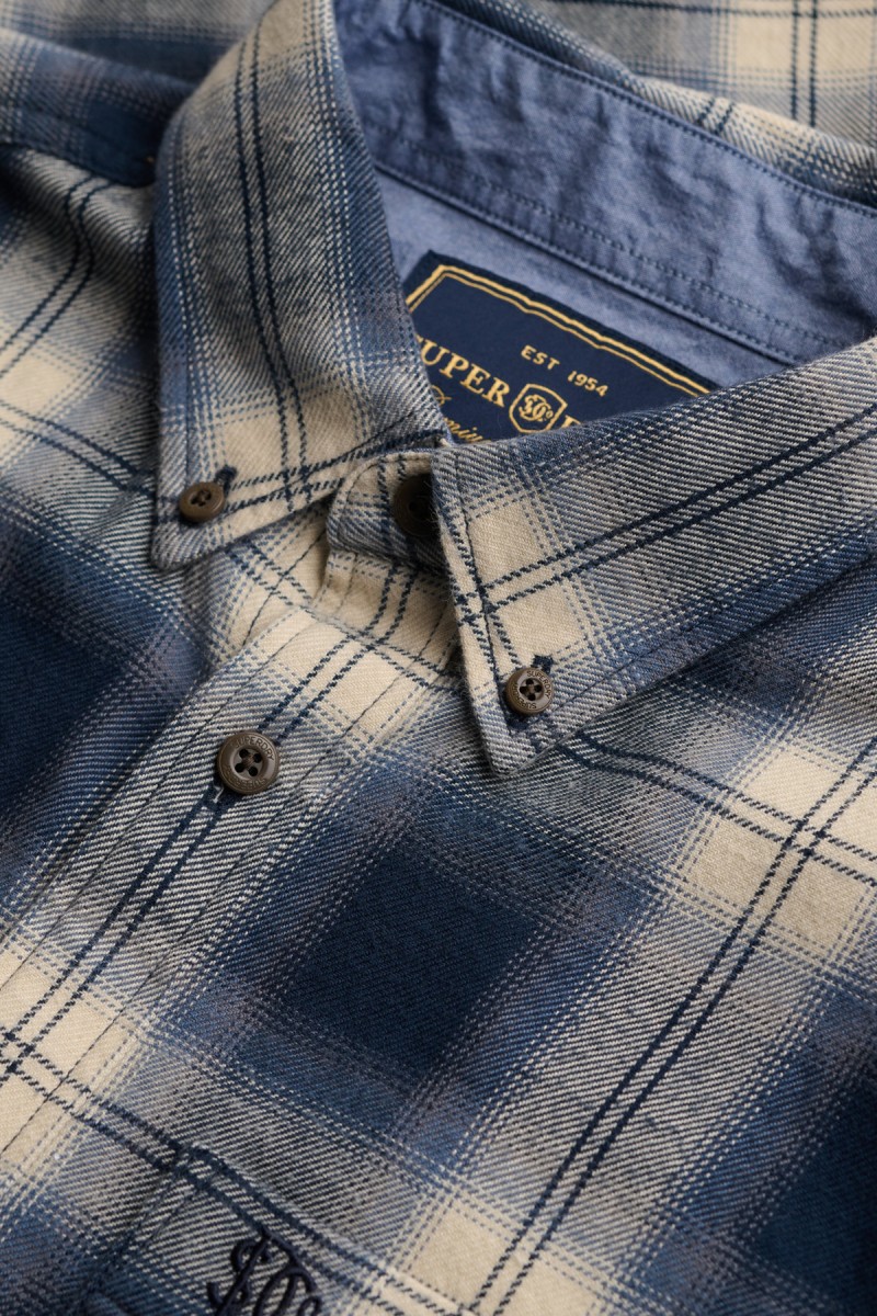  Camisa Superdry de manga larga confeccionada en 100% algodón orgánico con tejido de cuadros ligeramente cepillado. Su corte Relaxed Fit y estética inspirada en el workwear crean un estilo casual, cómodo y atemporal. 