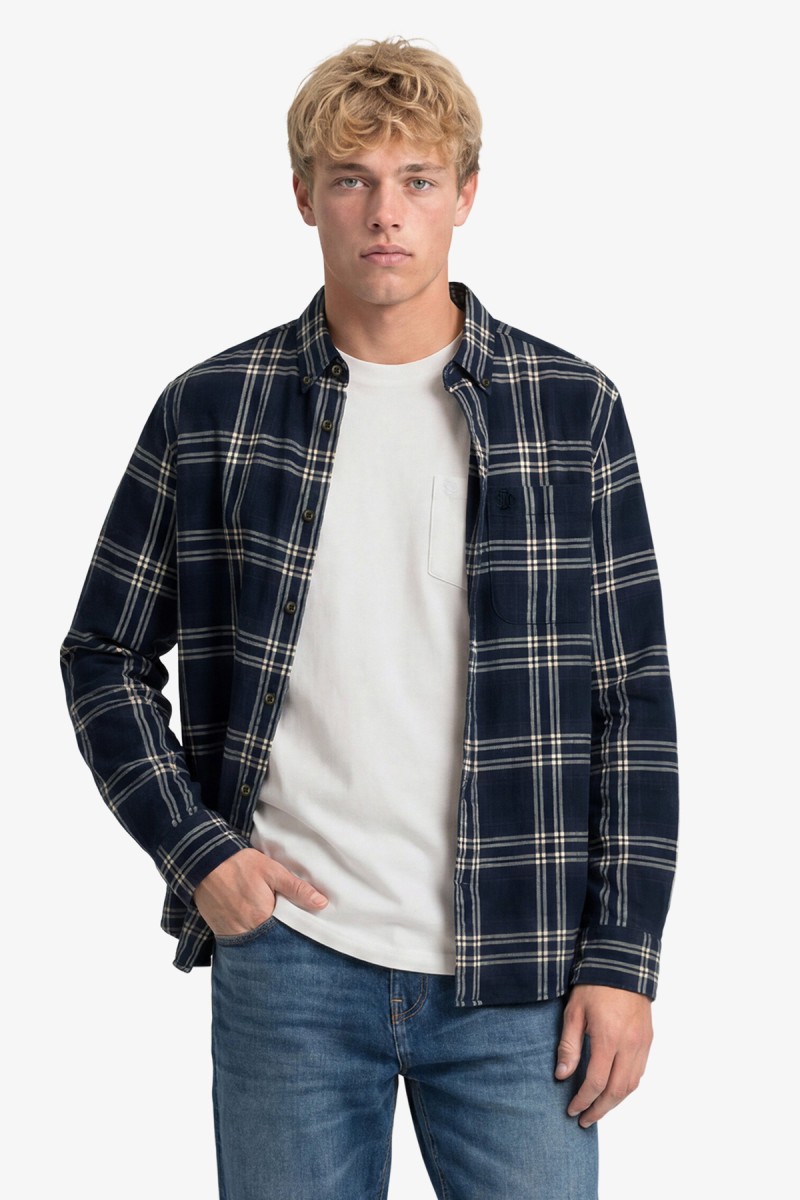  Camisa Superdry de manga larga confeccionada en 100% algodón orgánico con tejido de cuadros ligeramente cepillado. Su corte Relaxed Fit y estética inspirada en el workwear crean un estilo casual, cómodo y atemporal. 