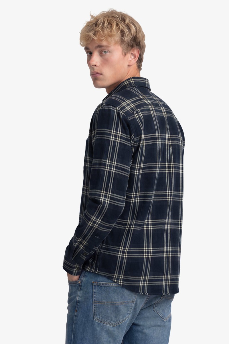  Camisa Superdry de manga larga confeccionada en 100% algodón orgánico con tejido de cuadros ligeramente cepillado. Su corte Relaxed Fit y estética inspirada en el workwear crean un estilo casual, cómodo y atemporal. 