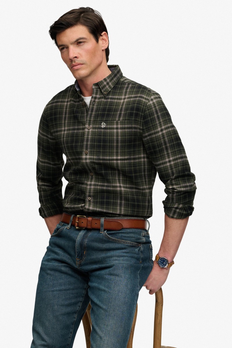  Camisa Superdry de manga larga confeccionada en 100% algodón orgánico con tejido de cuadros ligeramente cepillado. Su corte Relaxed Fit y estética inspirada en el workwear crean un estilo casual, cómodo y atemporal. 