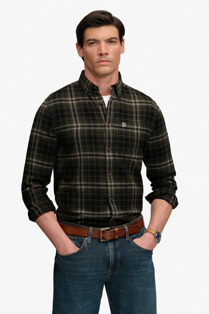  Camisa Superdry de manga larga confeccionada en 100% algodón orgánico con tejido de cuadros ligeramente cepillado. Su corte Relaxed Fit y estética inspirada en el workwear crean un estilo casual, cómodo y atemporal. 