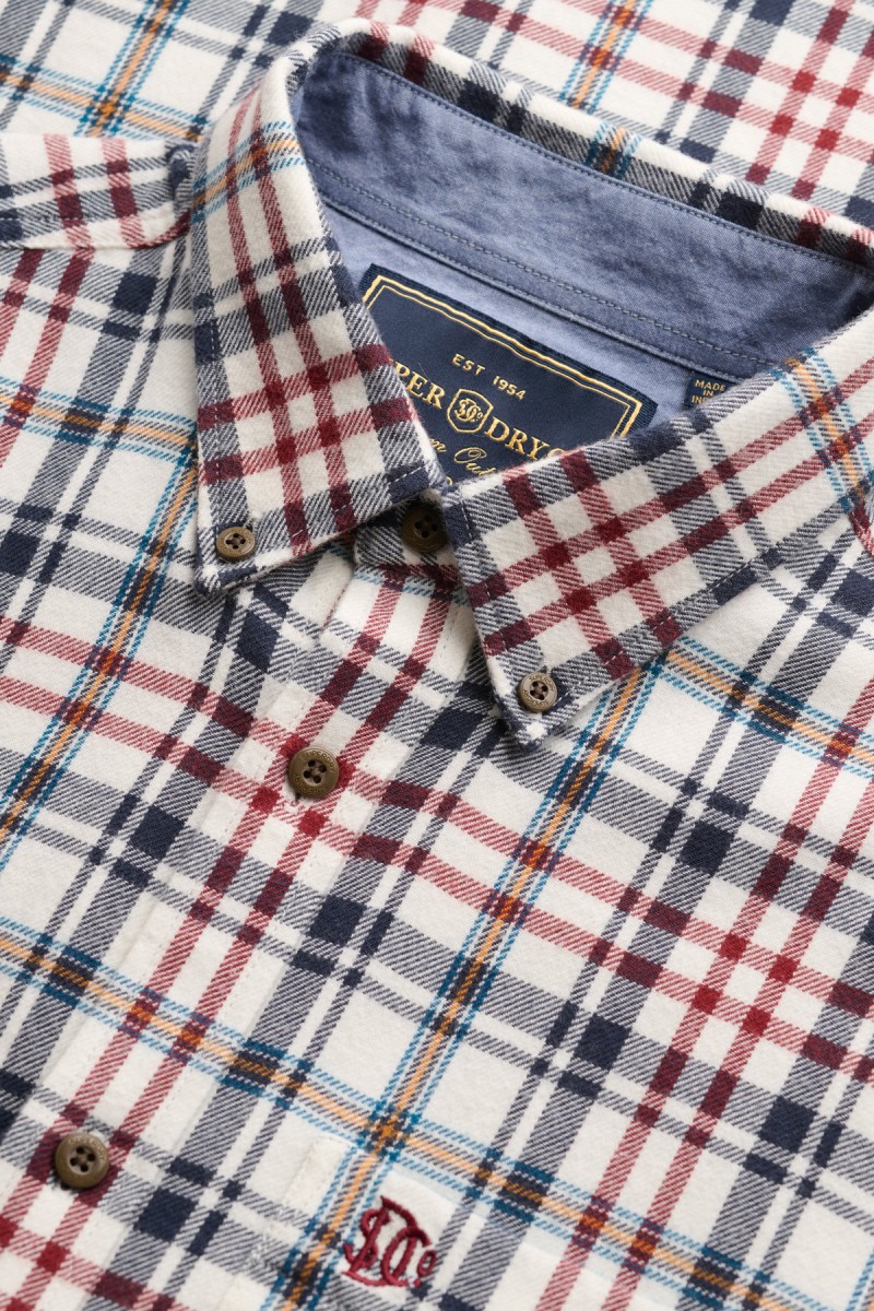  Camisa Superdry de manga larga confeccionada en 100% algodón orgánico con tejido de cuadros ligeramente cepillado. Su corte Relaxed Fit y estética inspirada en el workwear crean un estilo casual, cómodo y atemporal. 