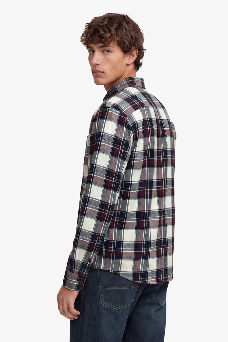  Camisa Superdry de manga larga confeccionada en 100% algodón orgánico con tejido de cuadros ligeramente cepillado. Su corte Relaxed Fit y estética inspirada en el workwear crean un estilo casual, cómodo y atemporal.  2